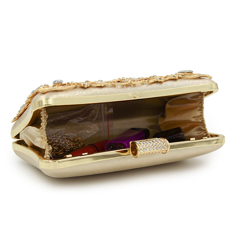 Abendtasche mit Blumenmuster und Aussparung